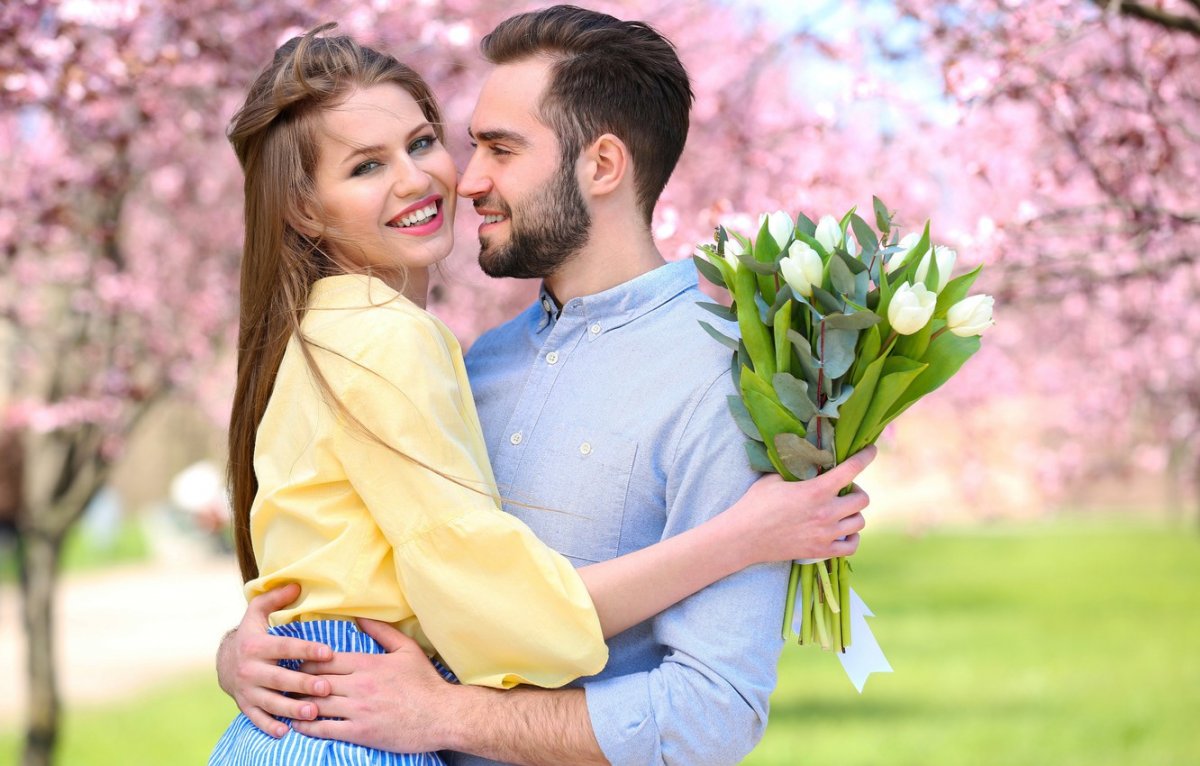 Счастливые молодые пары