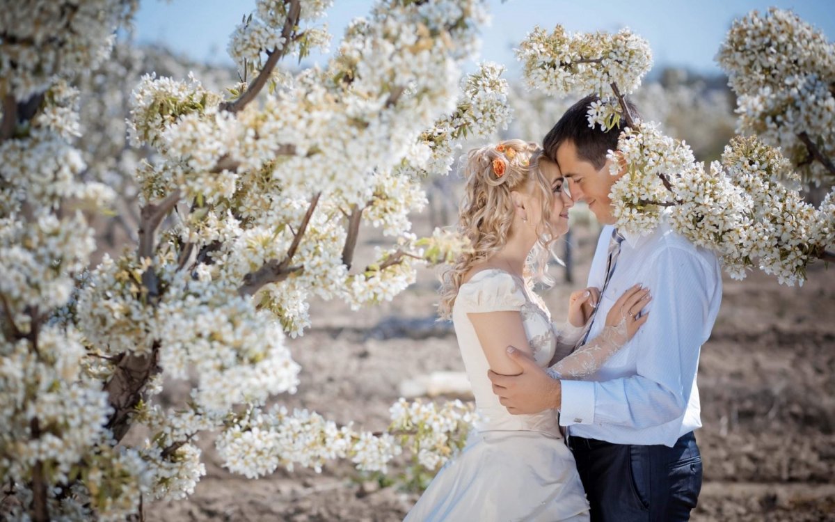 Влюбленные в весеннем саду