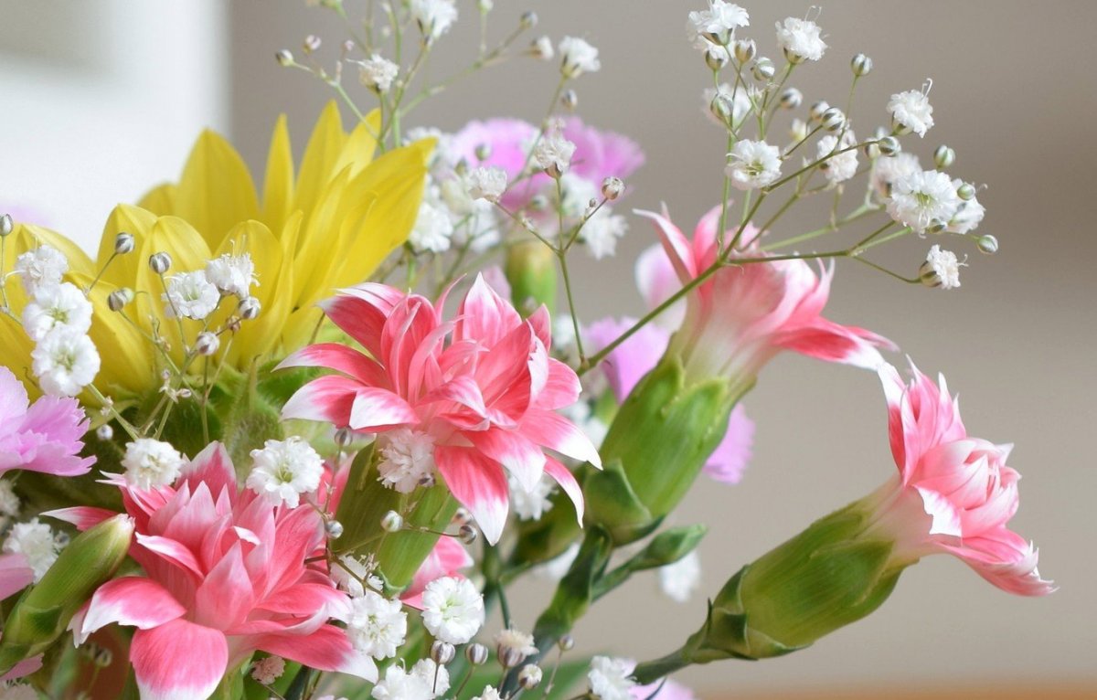 Весенний букет на столе