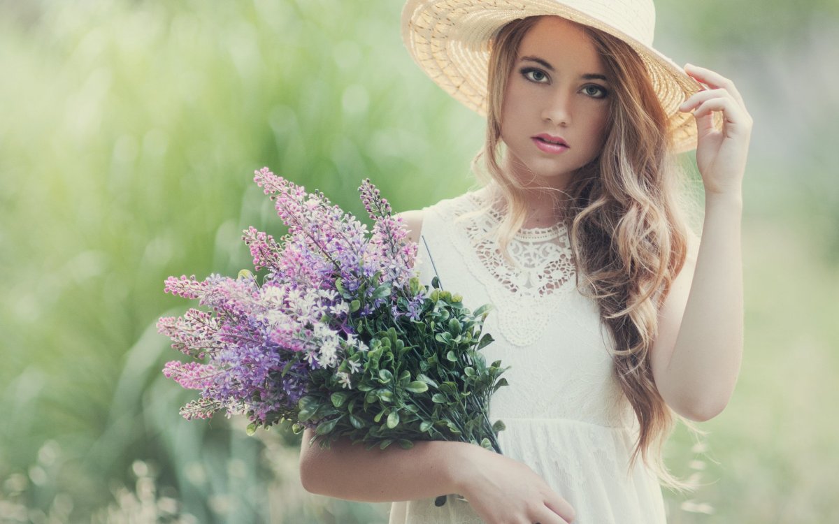 Весенние цветы мимозы с тюльпанами