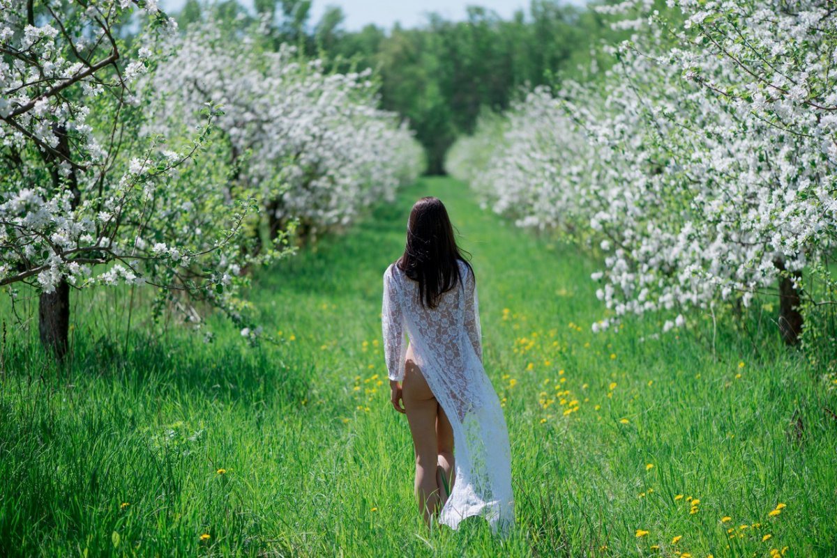 Девушка ждет весну