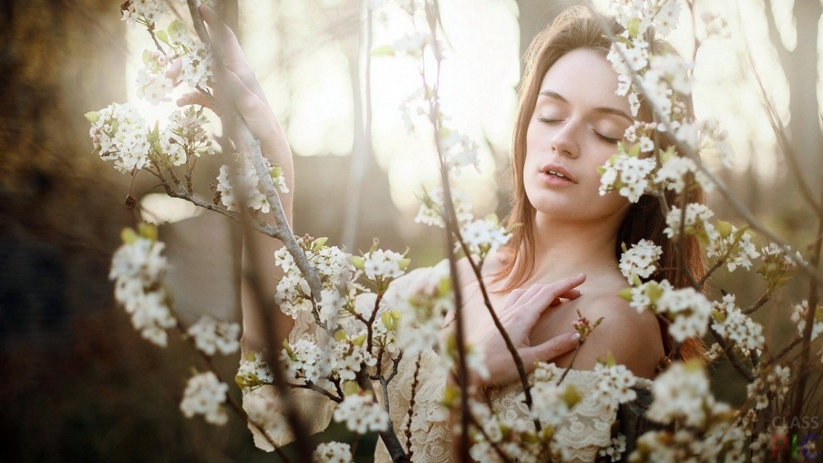Девушка в весеннем саду