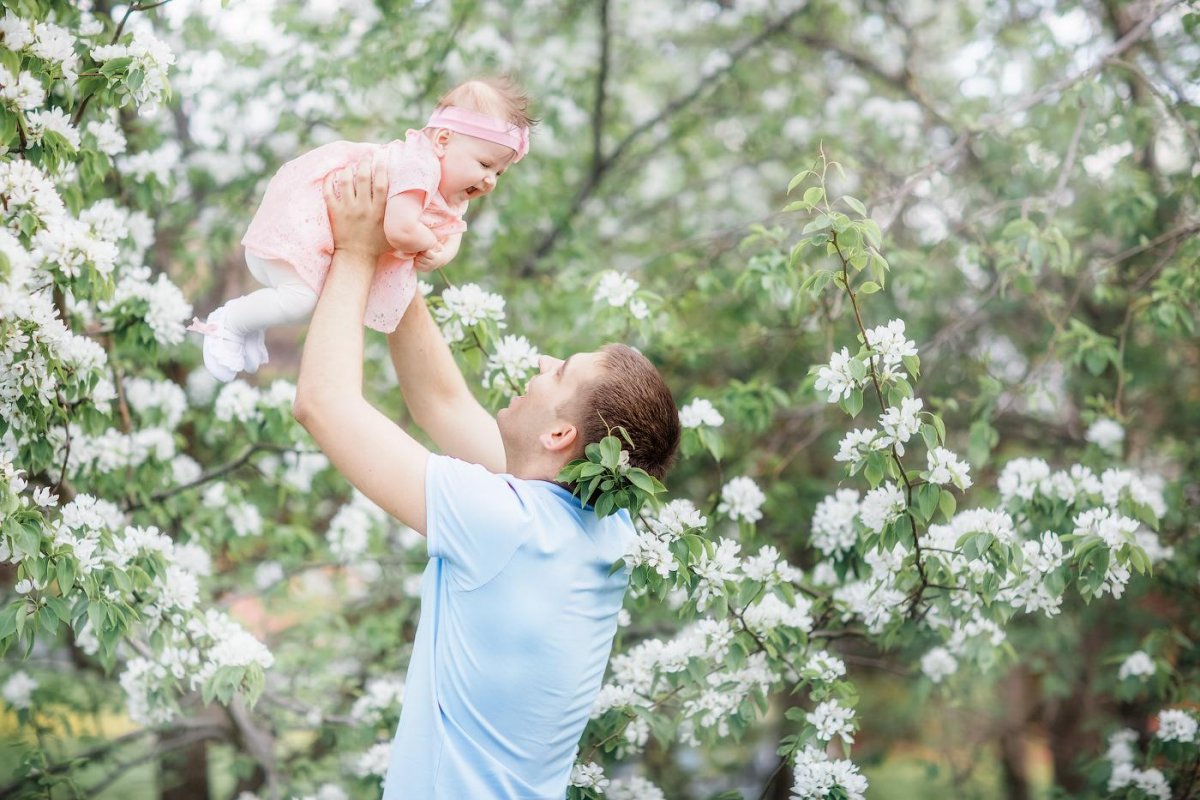 Семья в цветущем саду