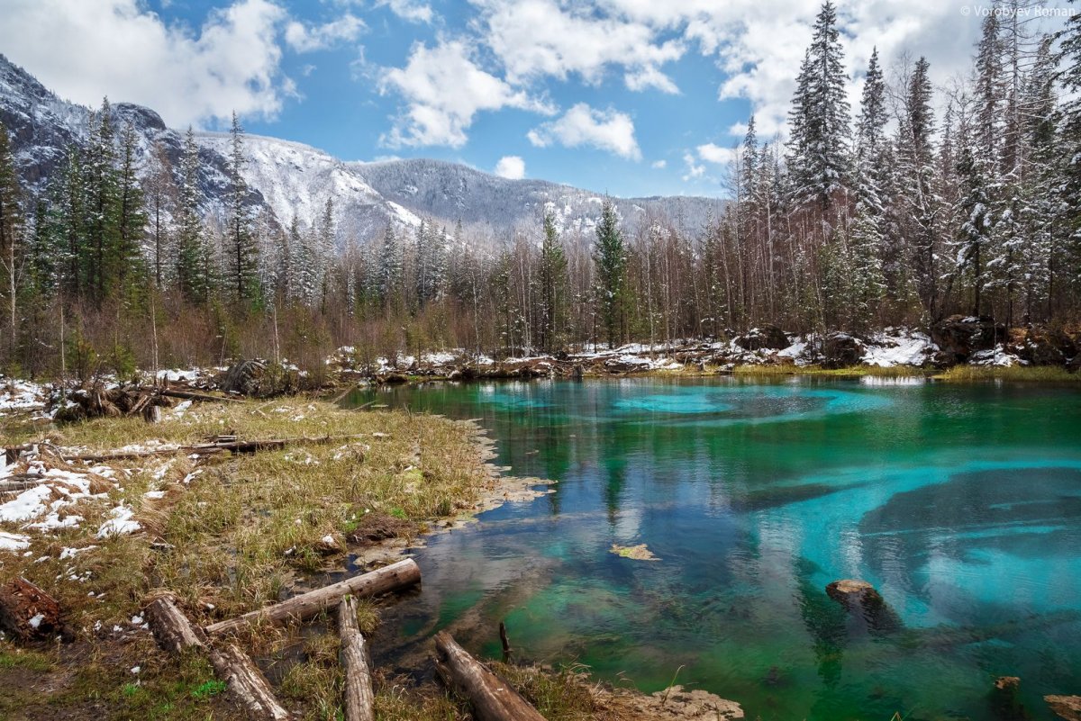 Гейзерное озеро весной Алтай