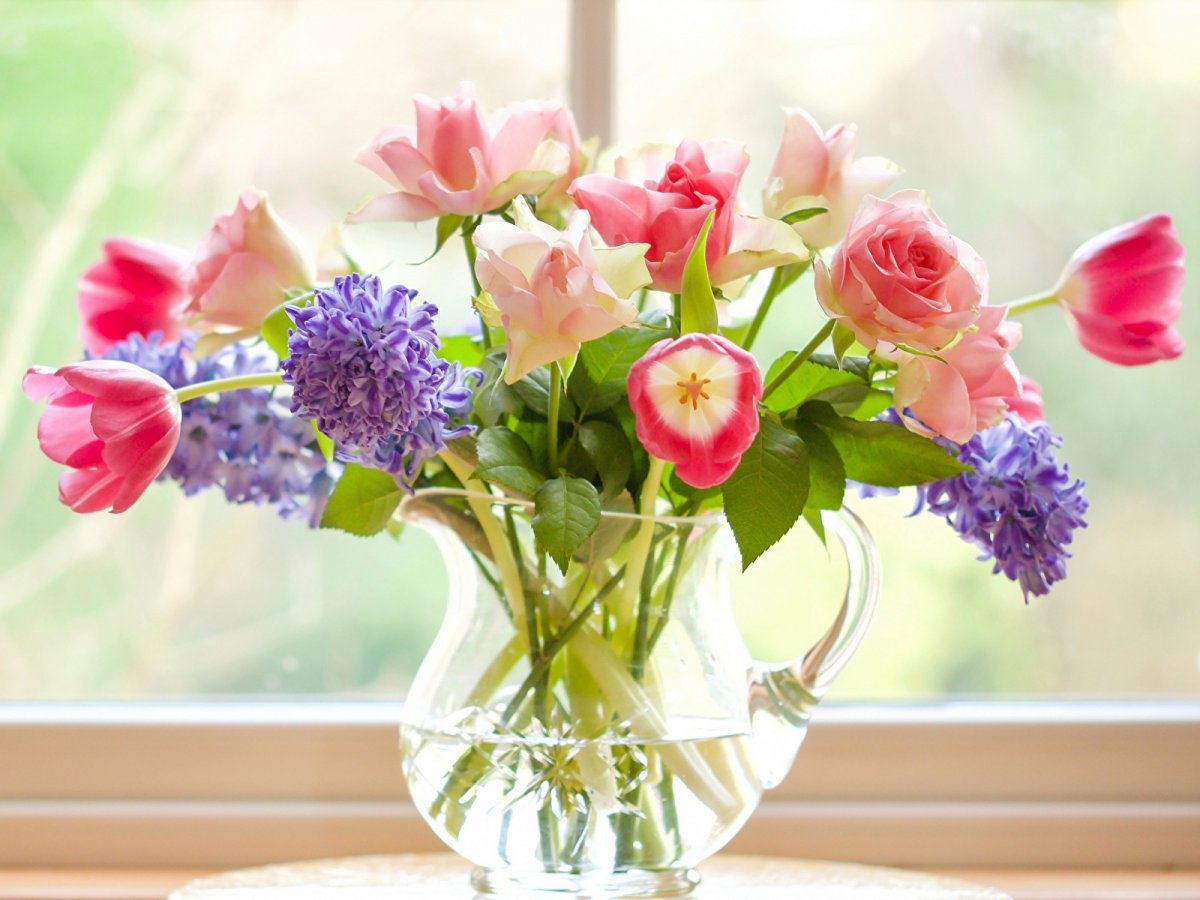 Фрезия и тюльпаны