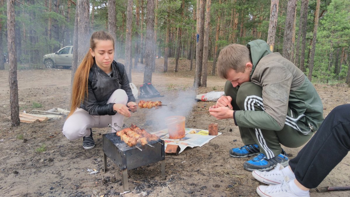 Ребёнок и шашлык зима