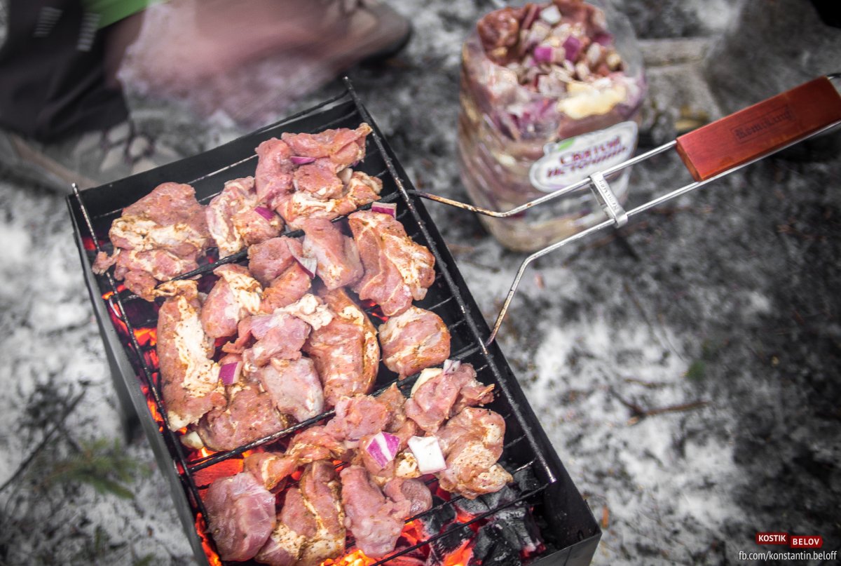 Костер зимой в лесу