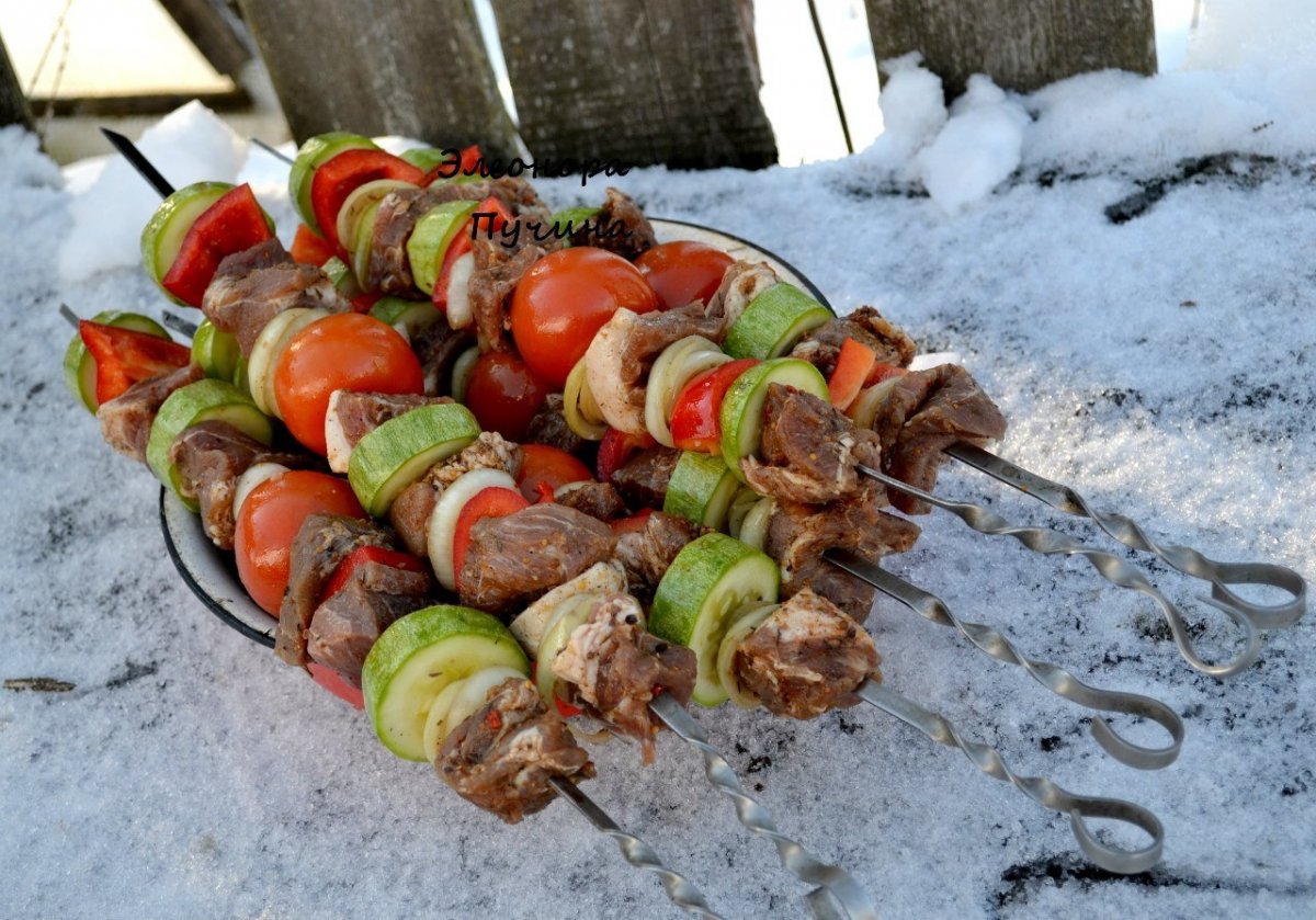 Шашлык на мангале на даче