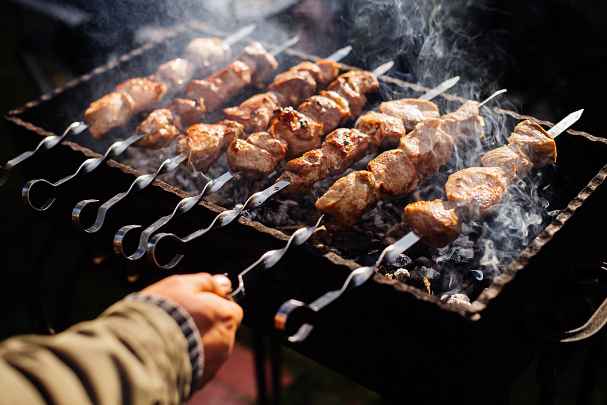 Шашлык на мангале на даче