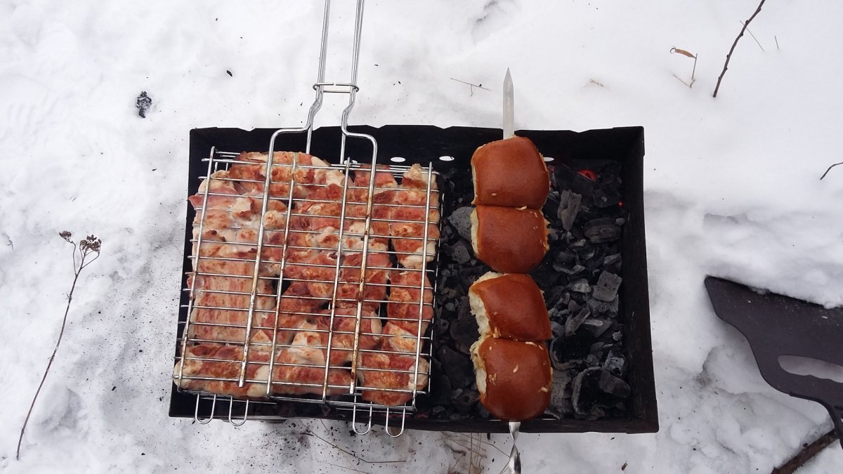 Шашлык на решетке на мангале