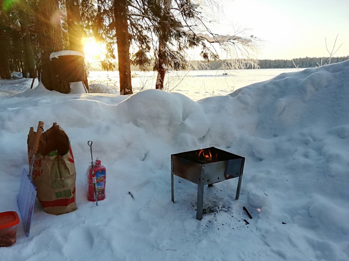 Шашлычник жарит на огне