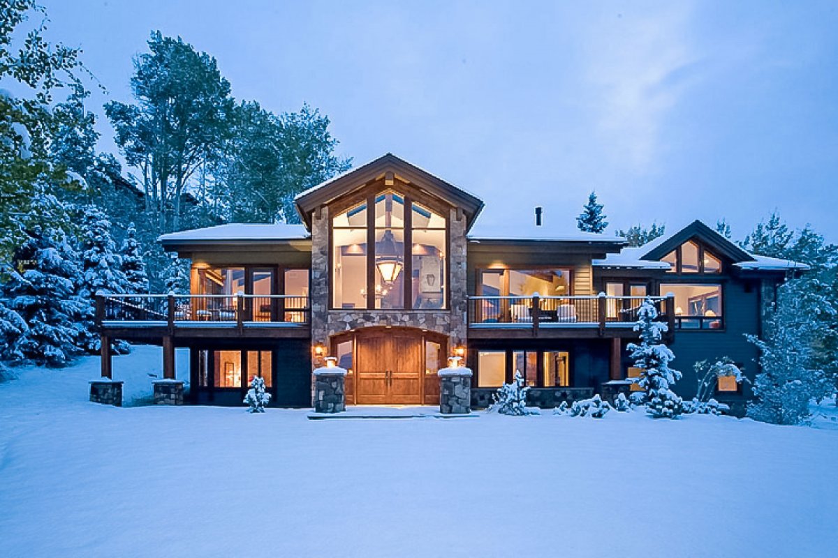 Красивый загородный дом зимой