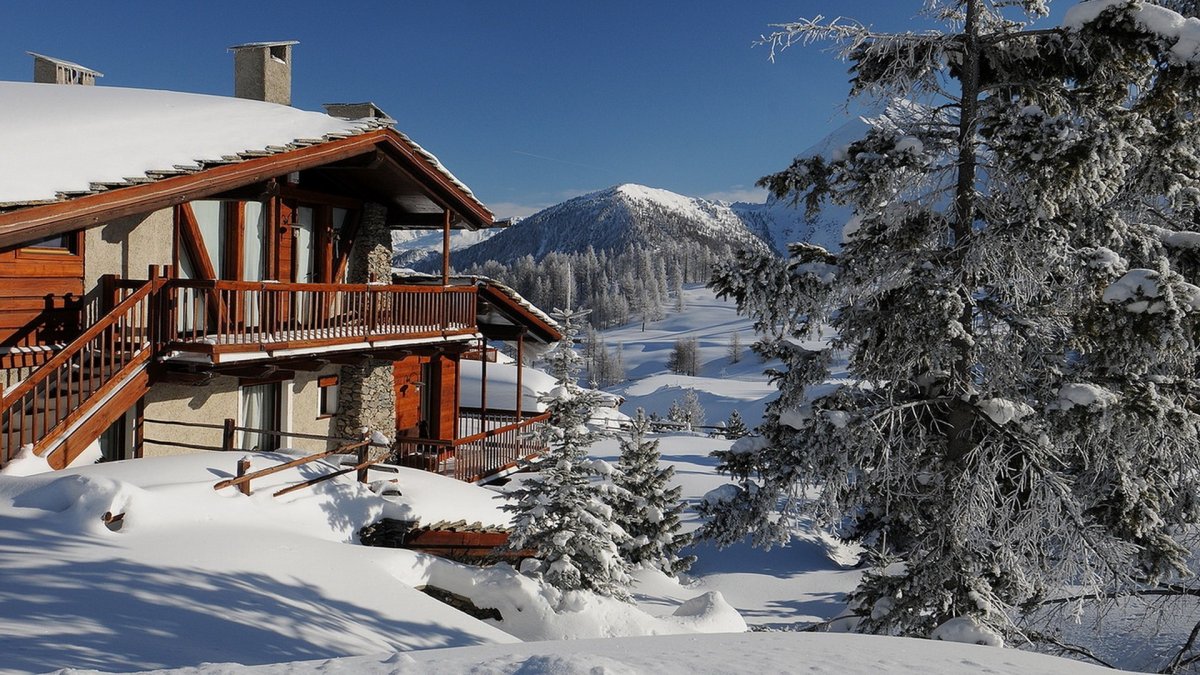 Дом в заснеженных горах