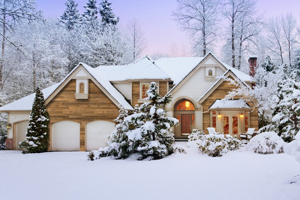 Домик зимой