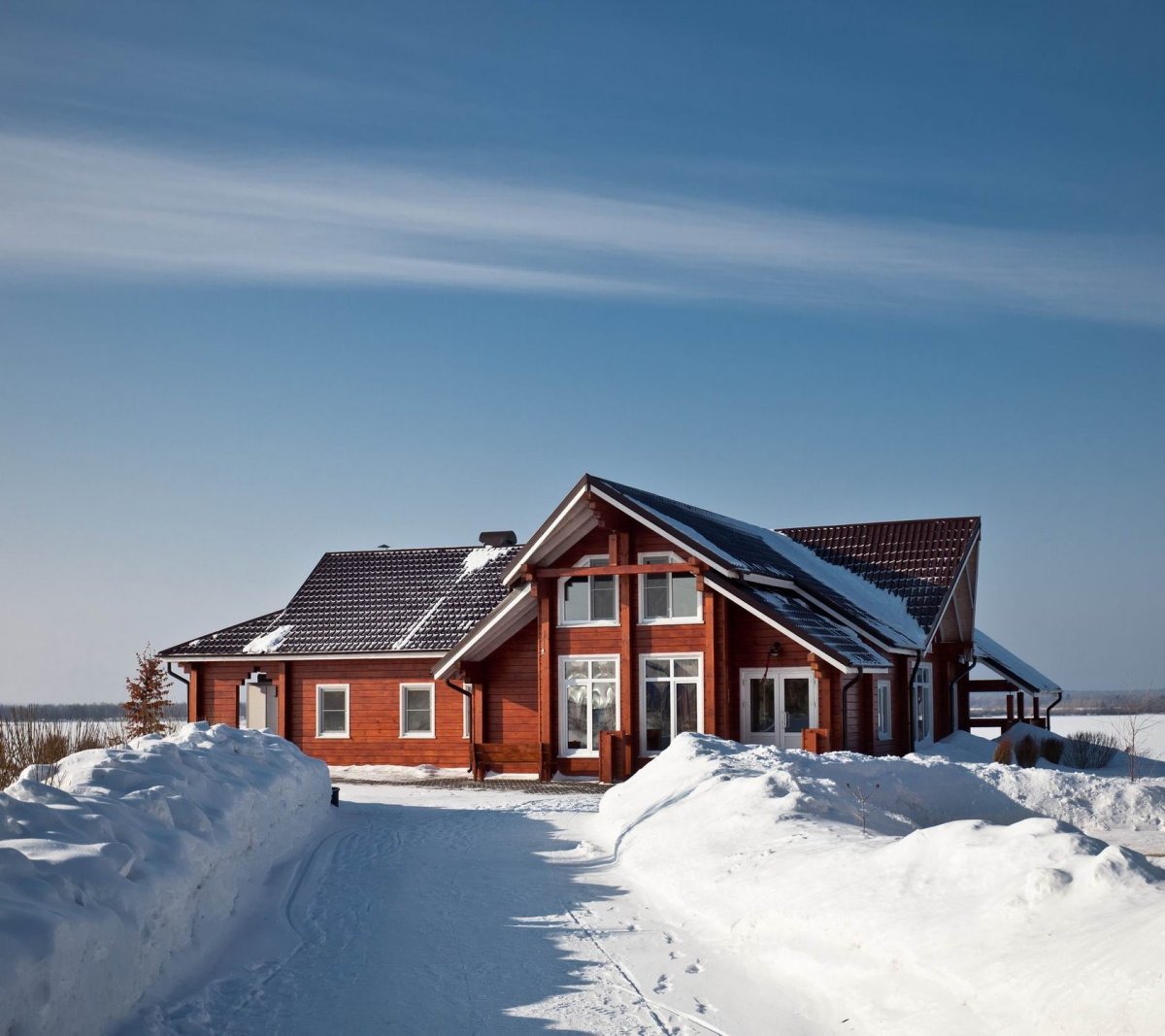 Кирпичный дом зимой