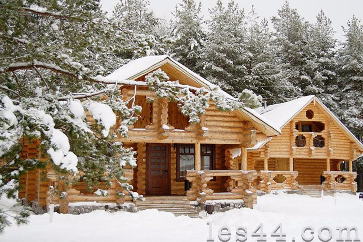 Деревянный дом зимой