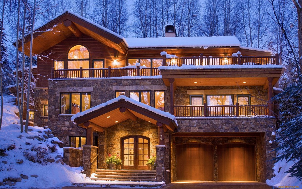 Деревянный дом зимой