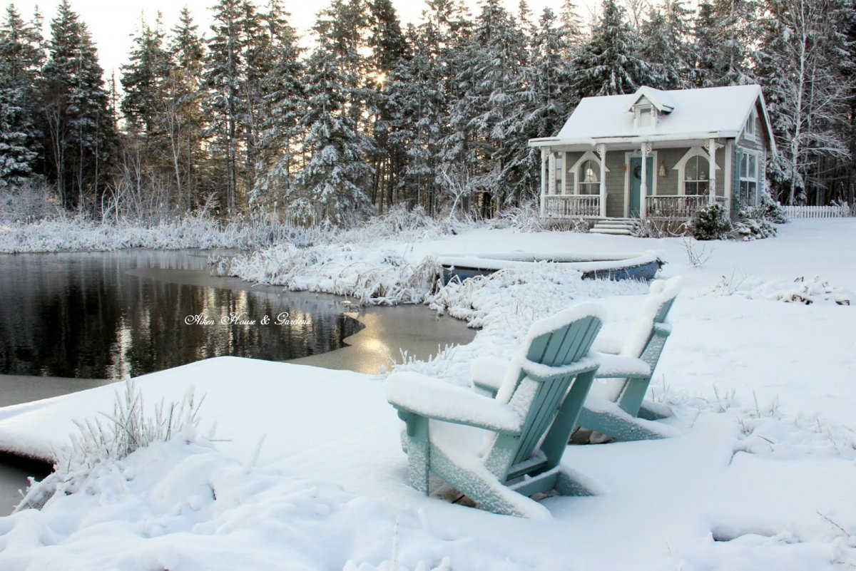 Домик на берегу зимнего озера