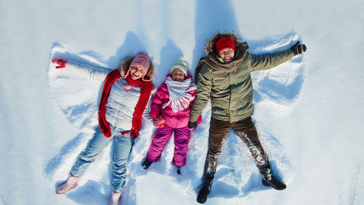 Ребенок в сугробе