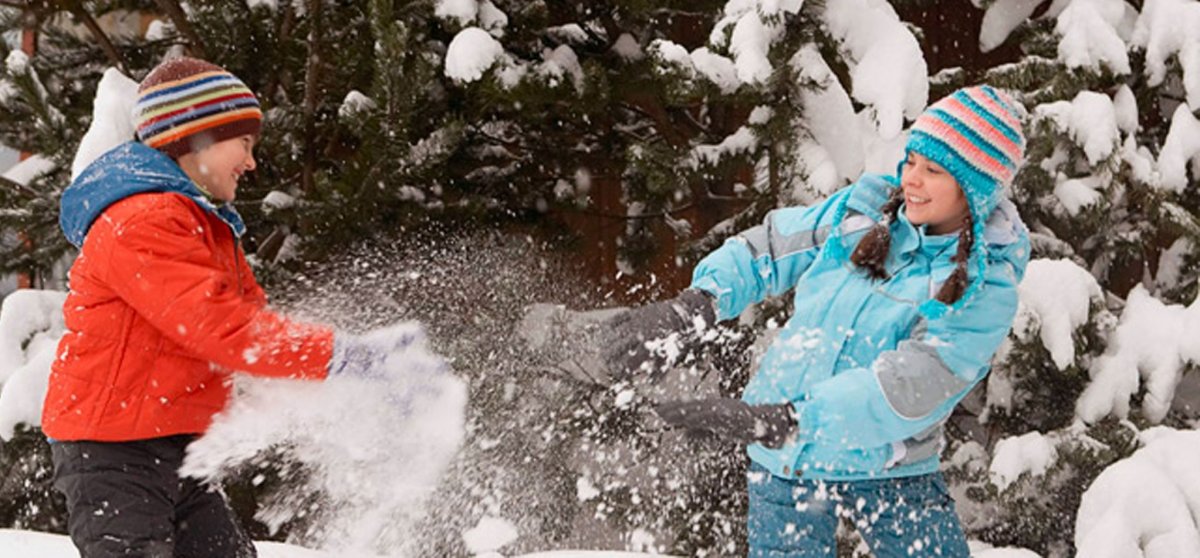 Дети играют в снегу