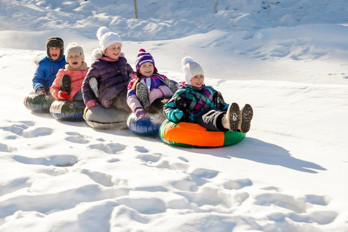 Зимой дети на санках на улице