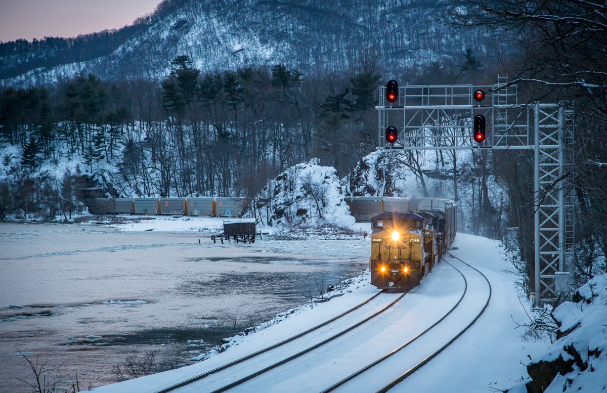 Поезд в снегу