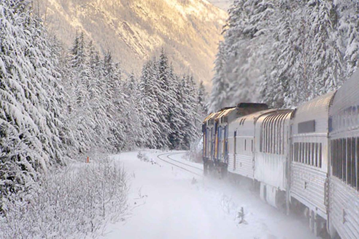 Поезд в снежных горах