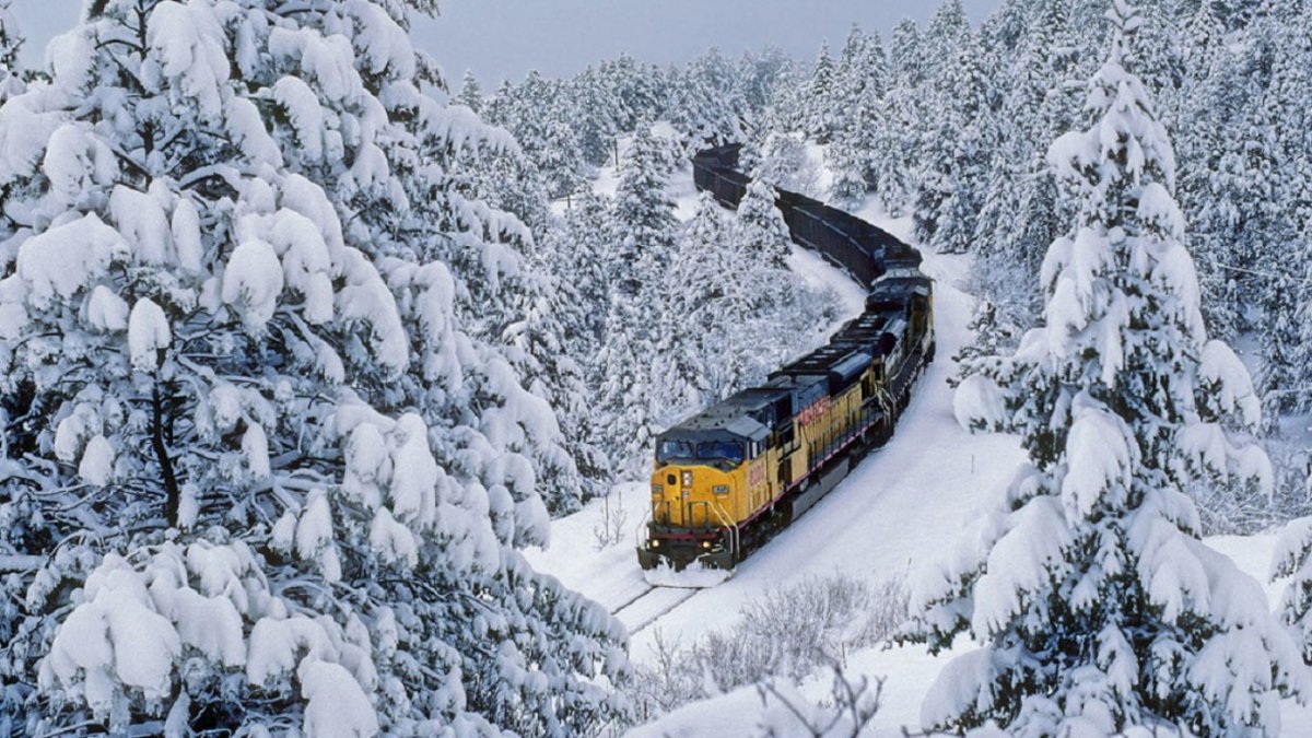 Заснеженная железная дорога