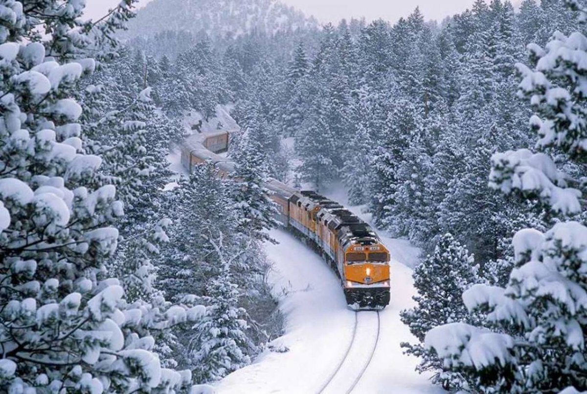 Поезд в снегу