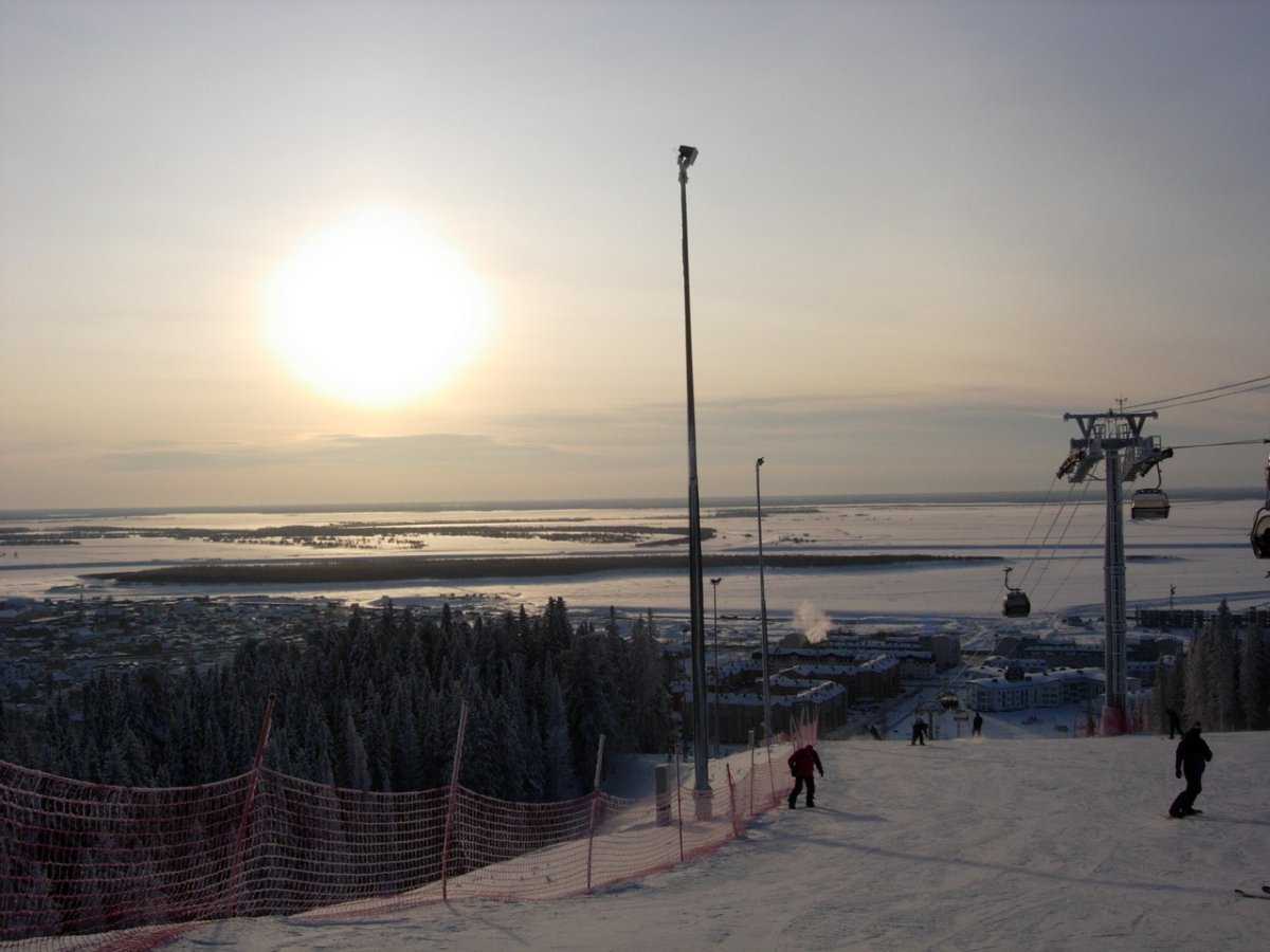 Памятник первооткрывателям в Ханты-Мансийске