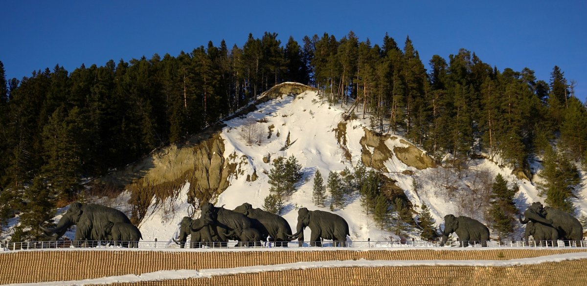 Стела первооткрывателям земли Югорской Ханты-Мансийск