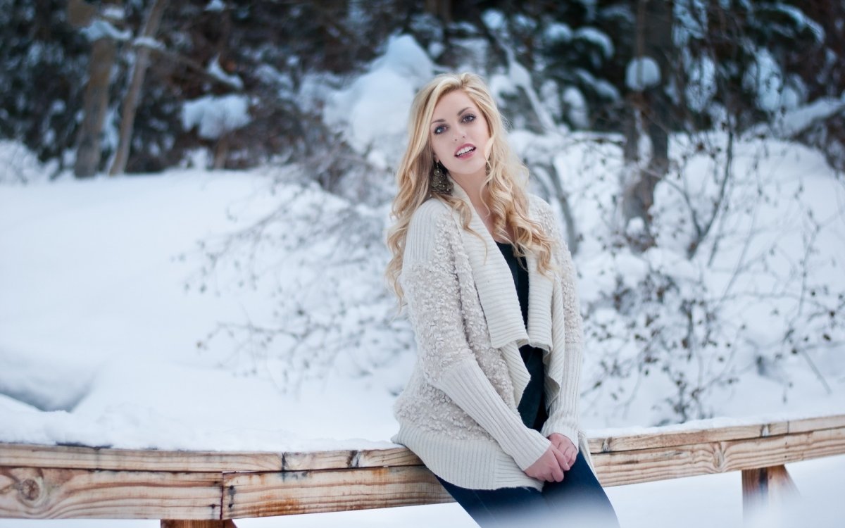 Блондинка в снегу