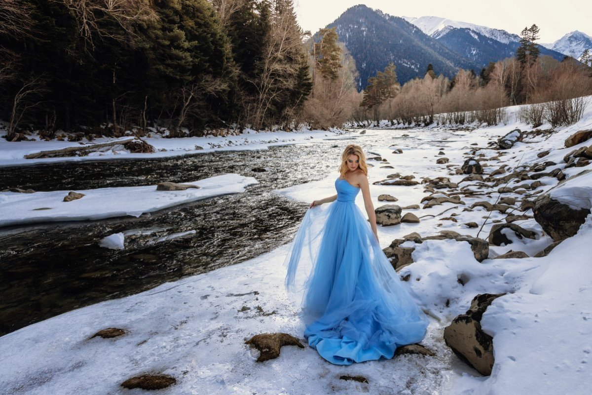 В платье в горах