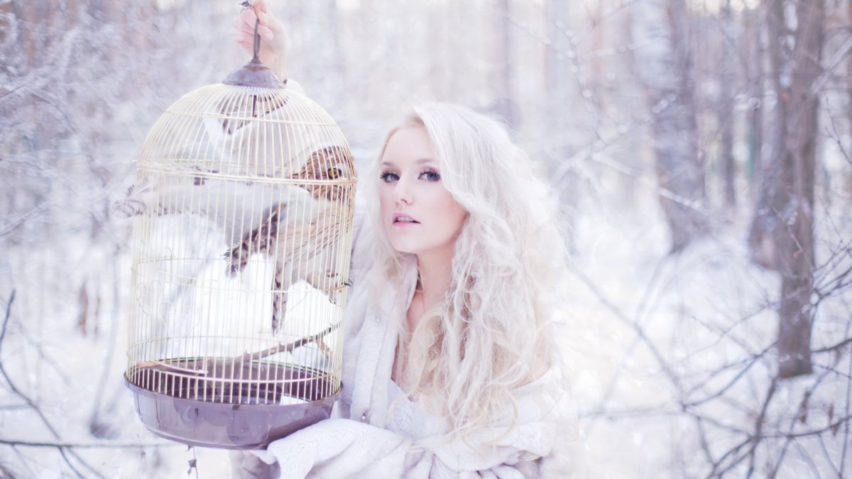 Девушка с белыми волосами зимой