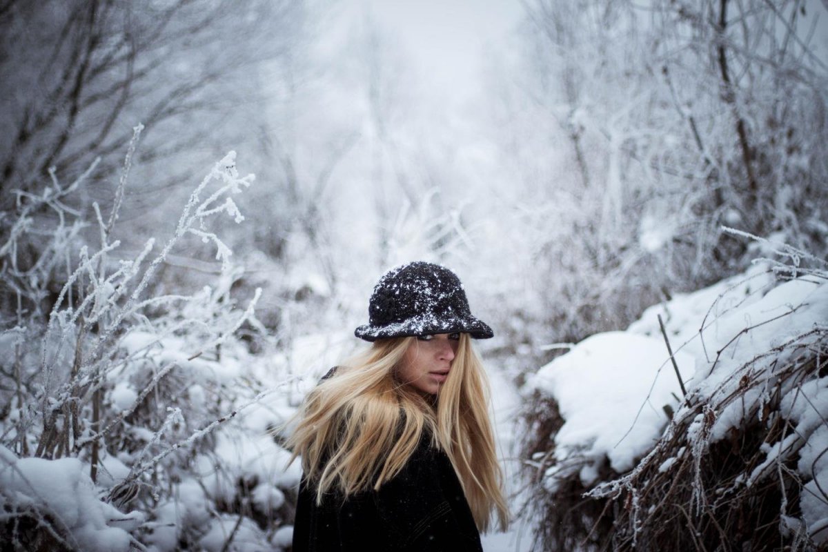 Зимний пейзаж с блондинкой
