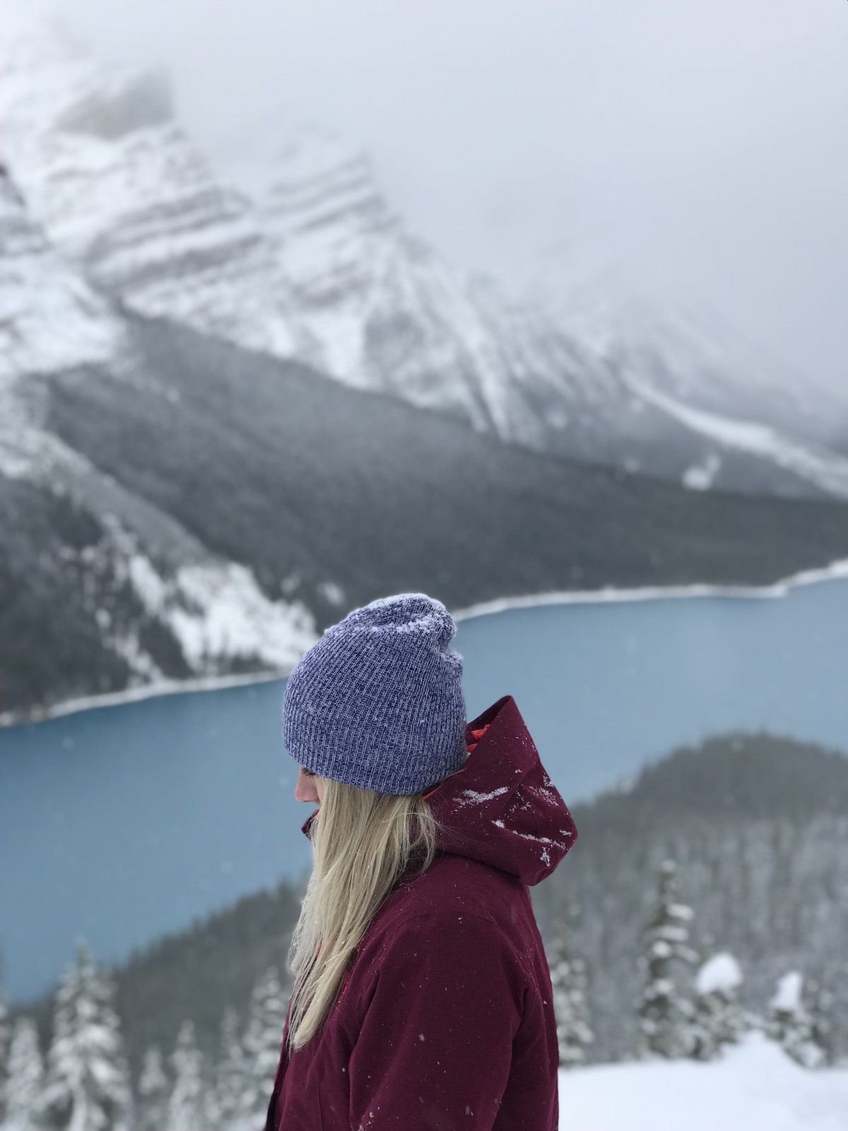 Девушка в горах зимой
