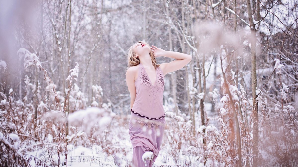 Девушка в заснеженном лесу