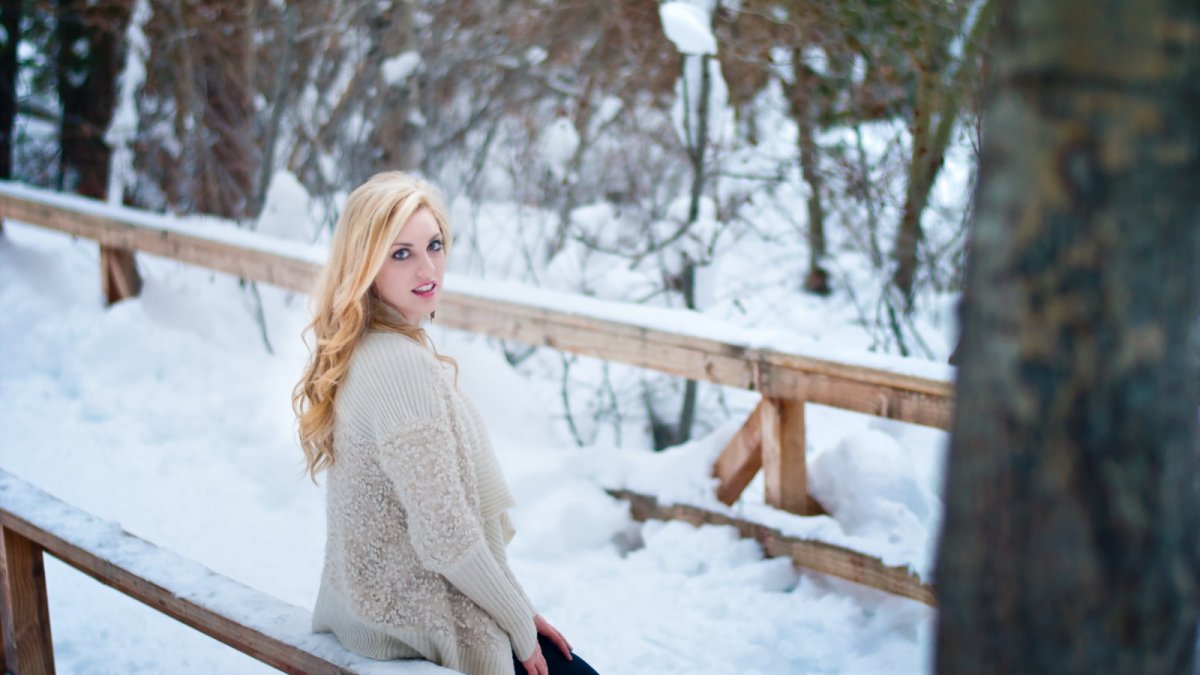 Блондинка зимой на улице