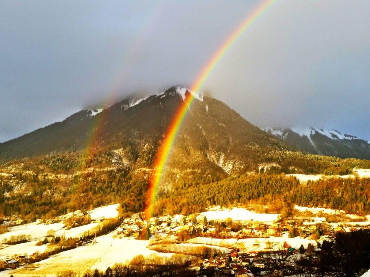 Радуга в снежных горах