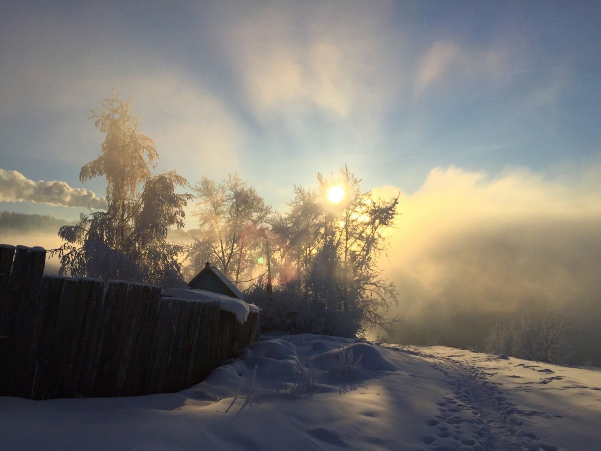 Рассвет в деревне зимой