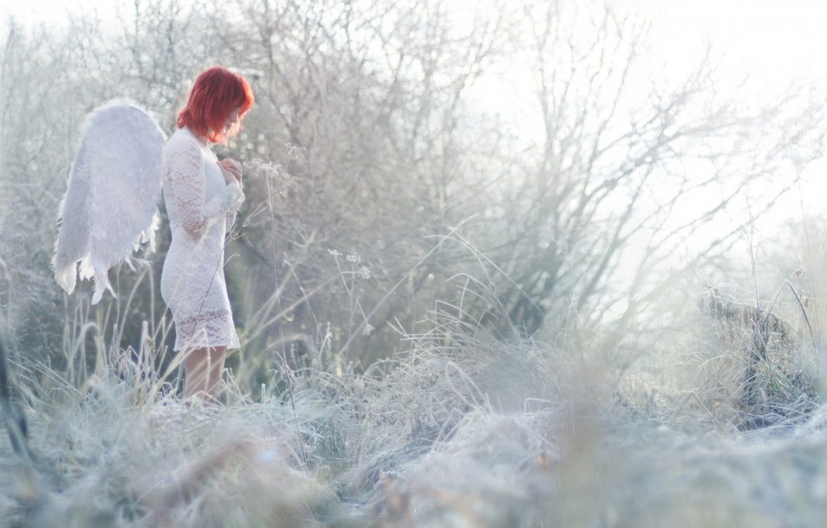 Рыжая девушка с крыльями ангела