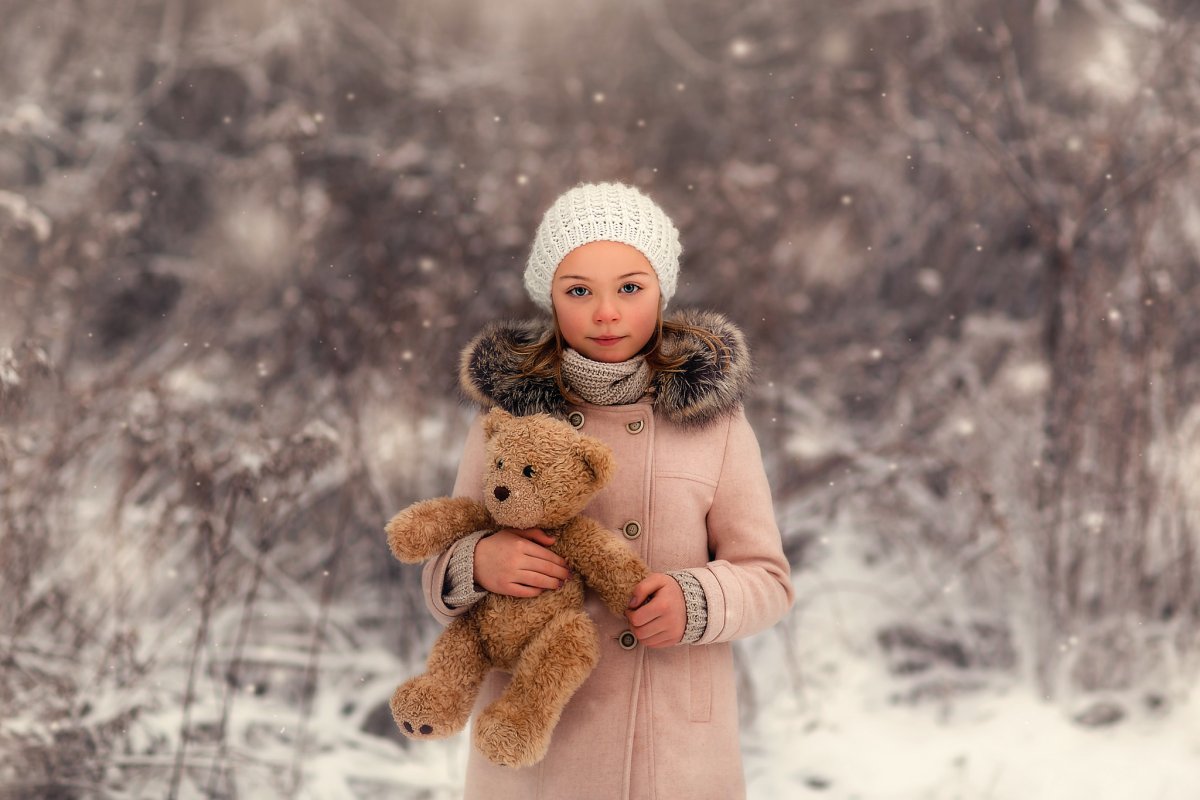 Девочка с мишкой зима
