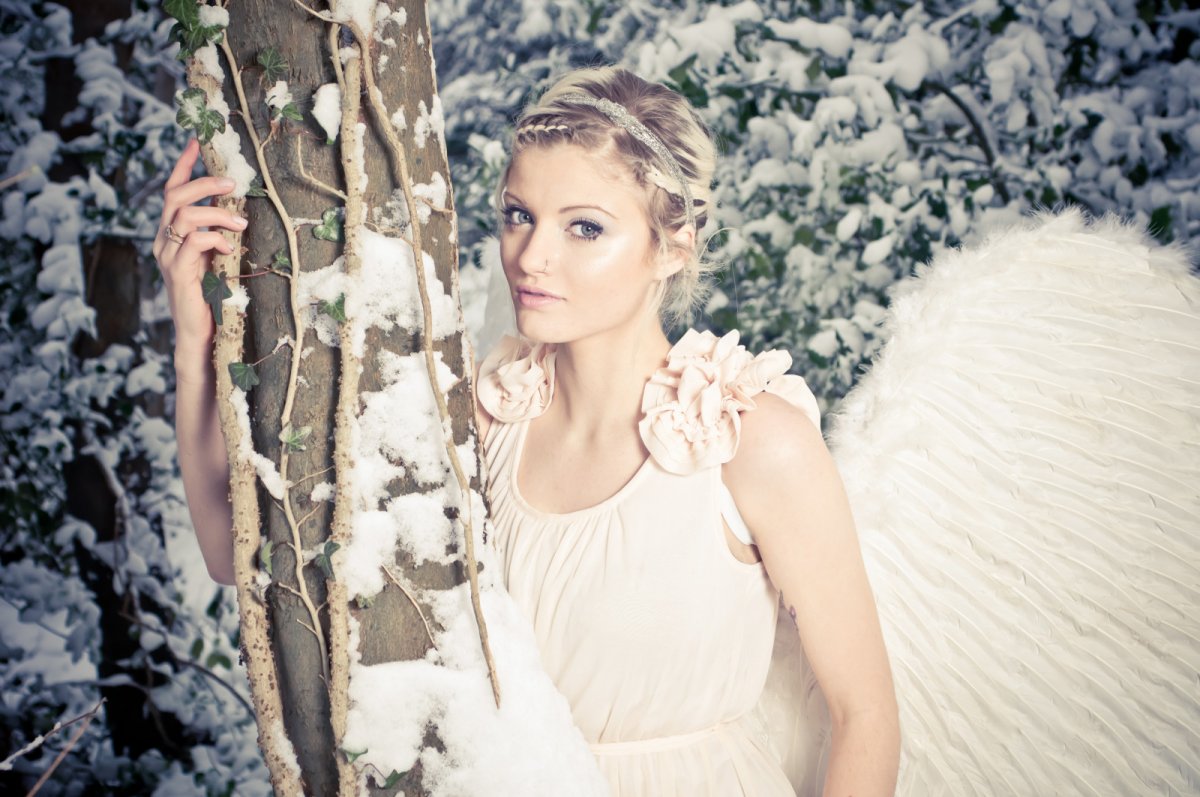 Ангелочек в зимнем лесу фотосессия