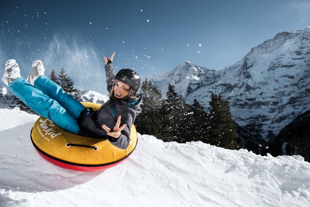 Катание с горки зимой