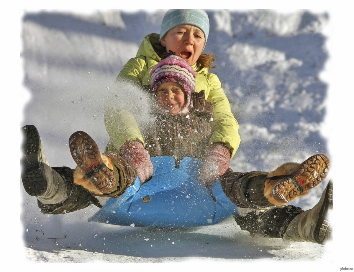 Дети катаются с горки