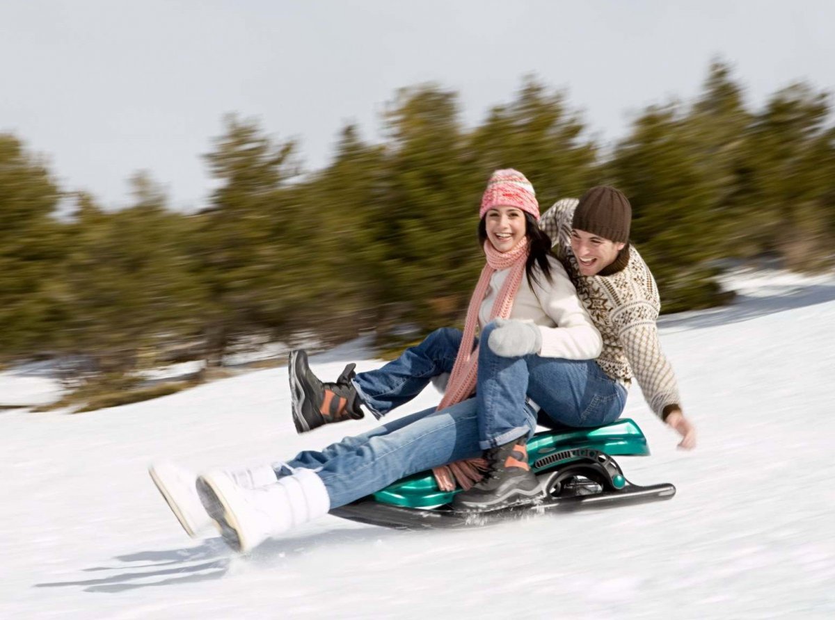 Кататься на санках