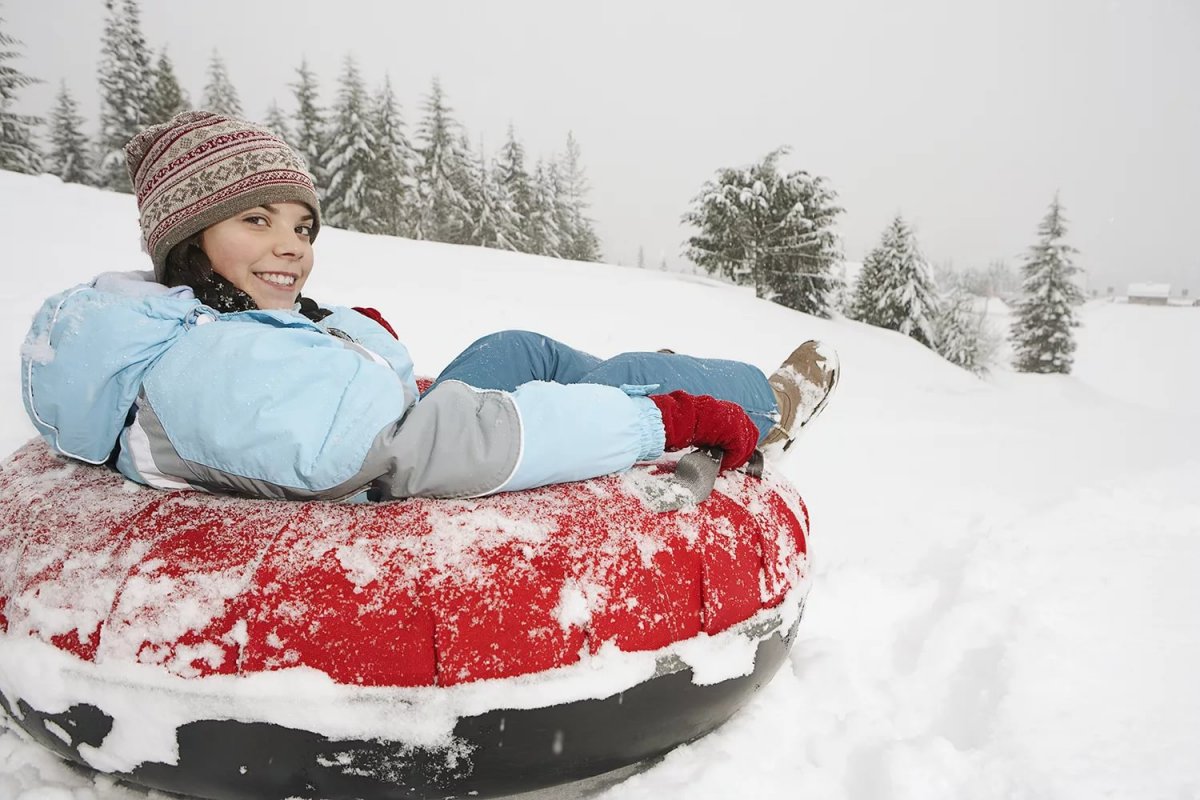 Девушка с горки на ватрушке