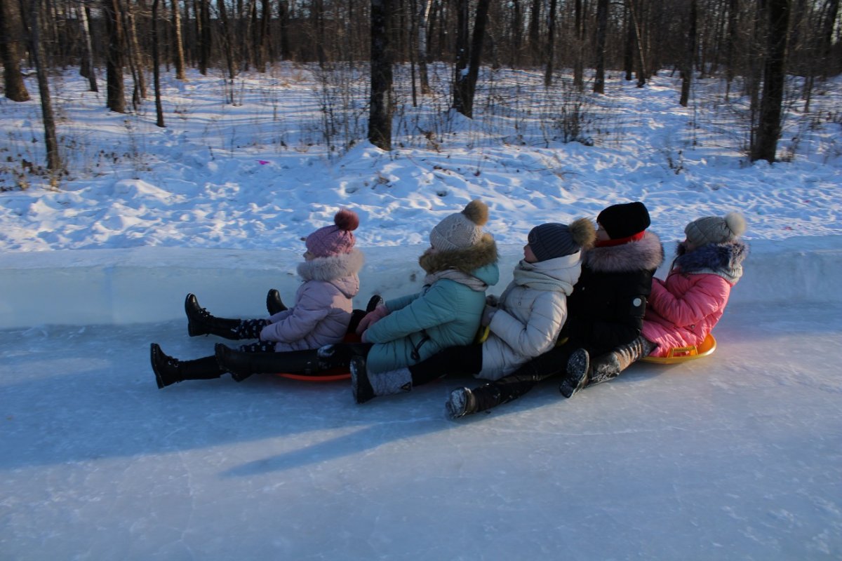 Дети катаются на Горке