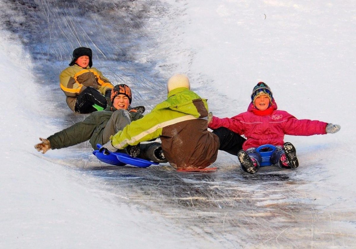 Катание с горки дети