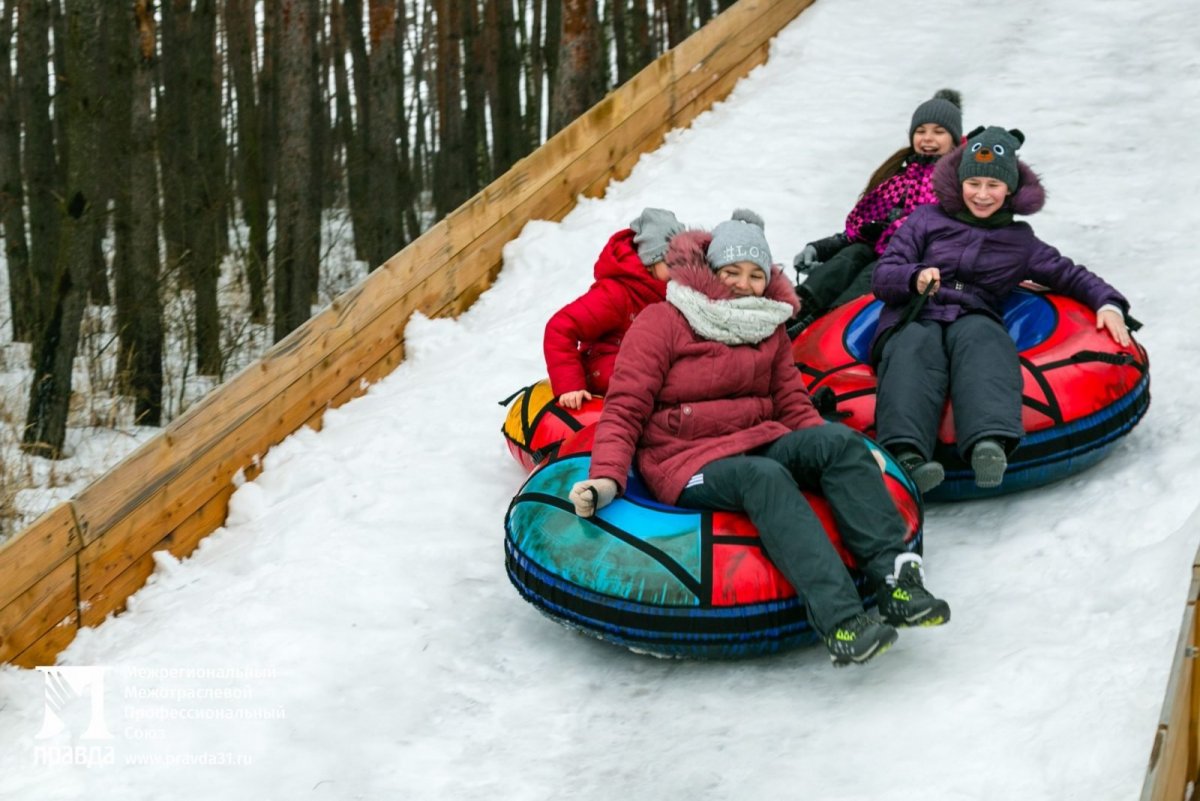 Катание с горок на тюбингах